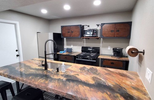 Northeast Heights House | "SteamPunk" 2bedroom With Hottub, Pets Welcome, 5G Fiber WiFi !