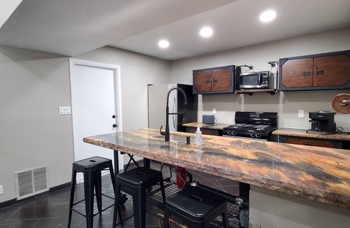 Northeast Heights House | "SteamPunk" 2bedroom With Hottub, Pets Welcome, 5G Fiber WiFi !