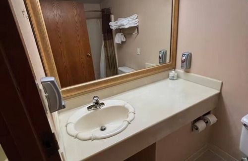 Marysville Hotel | Steps From Dargatz Park & Museums | Deluxe King Bed Non-Smoking + Free Parking