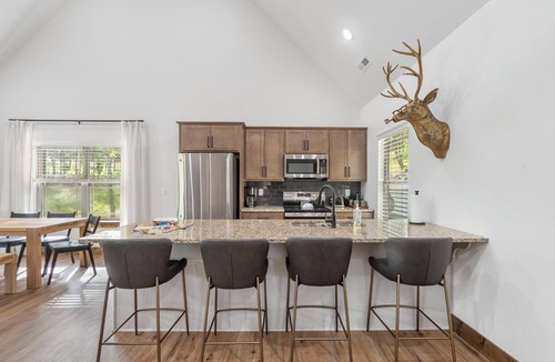 Hollister House | Steps to Pond-Pvt Hot Tub-Community Indoor Pool-Near Thunder Ridge-Free Daily Tickets