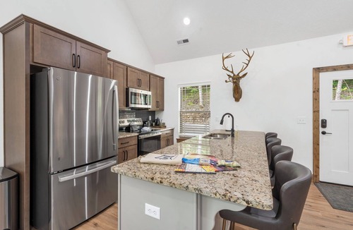 Hollister House | Steps to Pond-Pvt Hot Tub-Community Indoor Pool-Near Thunder Ridge-Free Daily Tickets