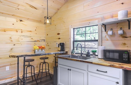 Lynx Cottage | Stout Cabin w/Fire Pit: 1 Mi to Ohio River!