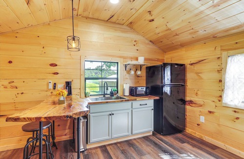 Lynx Cottage | Stout Cabin w/Fire Pit: 1 Mi to Ohio River!
