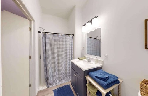 Grand Island House | Street-Side Downtown Studio