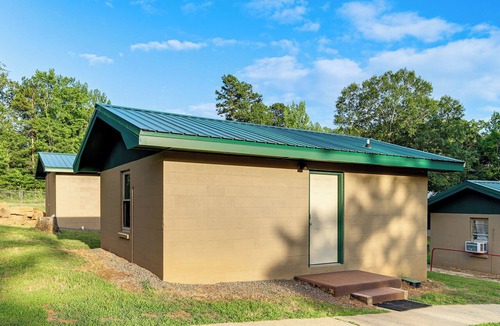 Clinton Apartment | Studio w/Greers Ferry Lake Access & Resort Perks!