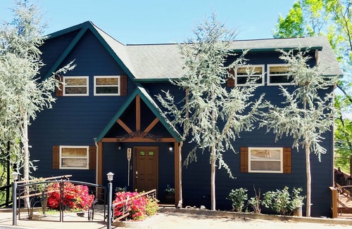 Lampe Cabin | Stunning 6BR 6BA Lakefront Cabin Sleeps 16
