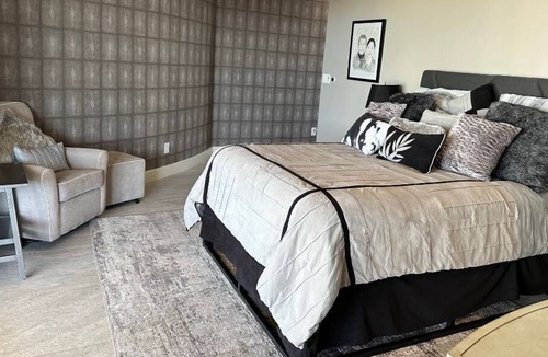 Northeast Heights House | Stunning, Award Winning, Hideaway Near Balloon Fiesta Park