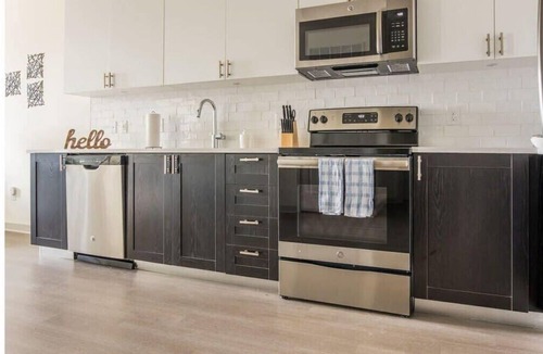 Downtown Louisville Apartment | Stunning Nulu 1BR CozySuites 07