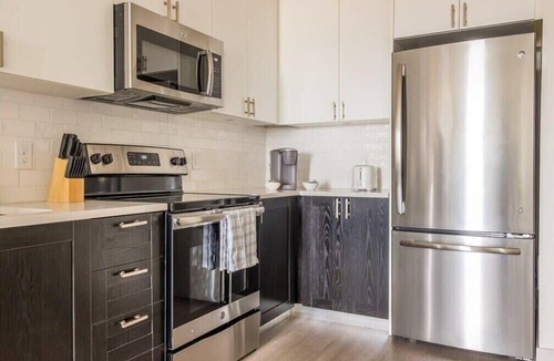 Downtown Louisville Apartment | Stunning Nulu 1BR CozySuites 07