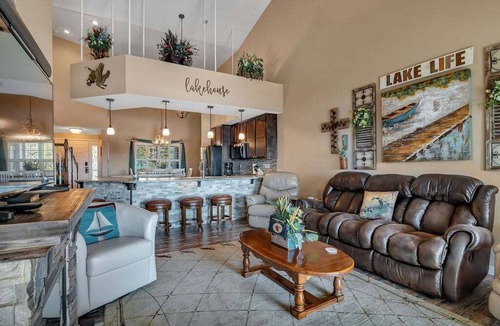 Table Rock Condo | Stunning Penthouse Views of Table Rock-Free Tickets-Ideal Location-High End Decor-Sun Room!