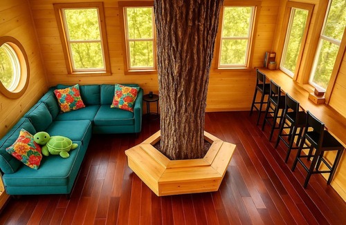Stonewall Cabin | Stunning Tree House Tucked Away Among the Trees near Germantown, Kentucky