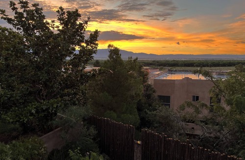 La Luz Del Sol House | Stunning views of sunrises and hot air balloons. Zen garden & a hot tub await.