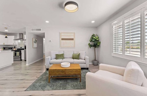 Biggs Field House | Stylish 3BR 2 Living Areas 10 Min to Airport