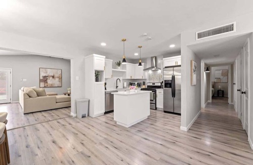 Biggs Field House | Stylish 3BR 2 Living Areas 10 Min to Airport