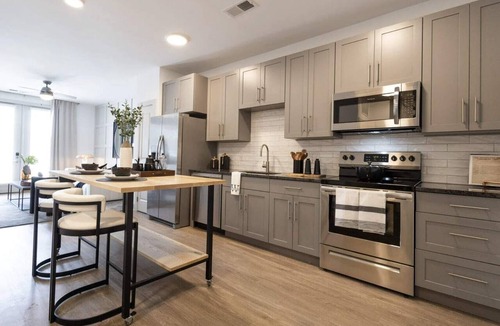 East Walnut HIlls Apartment | Stylish apartment near shops and entertainment