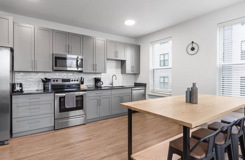 East Walnut HIlls Apartment | Stylish apartment near shops and entertainment