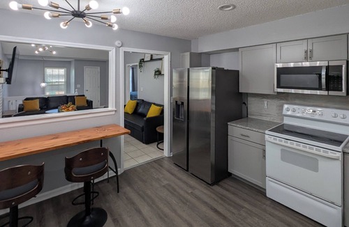 Mission House | Stylish Duplex w/Garage 15 Min to Downtown KC