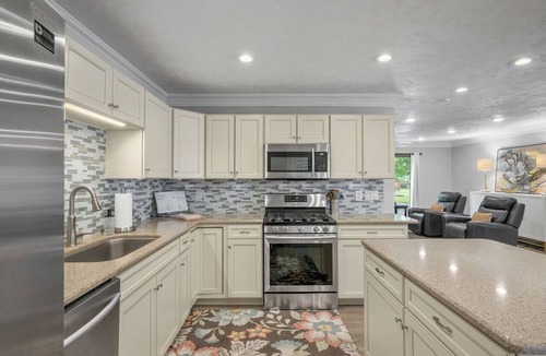 Jackson House | Stylish Home with Infrared Sauna, 1 M from I-40, near Rockabilly Ball Stadium