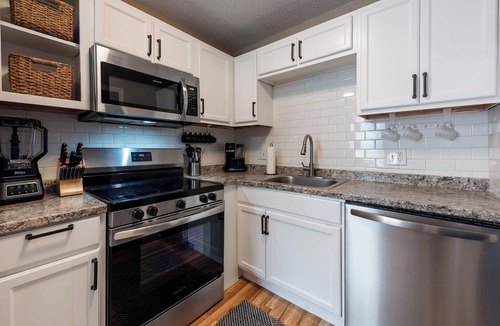 Tower Homes House | Stylish KC 3BR Home with Office w/Trundle, perfect for Long Stays