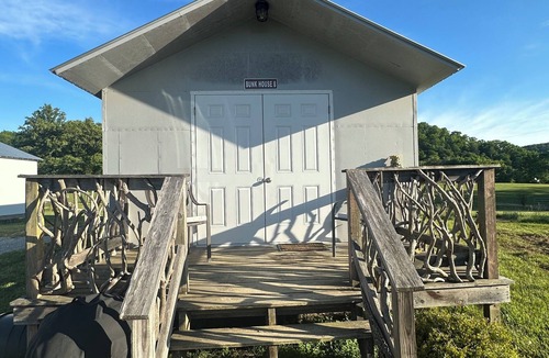 Winona Cabin | Stylish Newell Remodeled Cabin. Sleeps up to 7. Direct Access to Brimstone. Pets