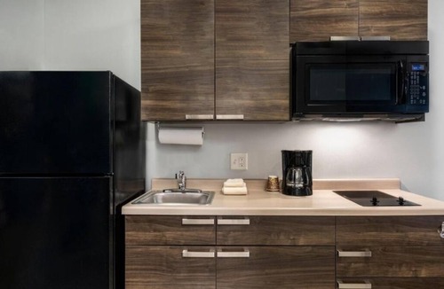 Beatrice Hotel | Stylish Room Pet Friendly Near Gage Museum And Sprinting Speedway Action