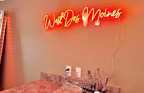 West Des Moines Apartment | Stylish & Spacious, Pool, Nintendo Switch, King bed