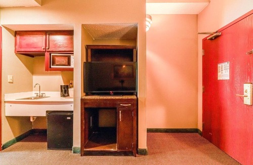 Jonesboro Apartment | Suite - King Bed Non - Smoking