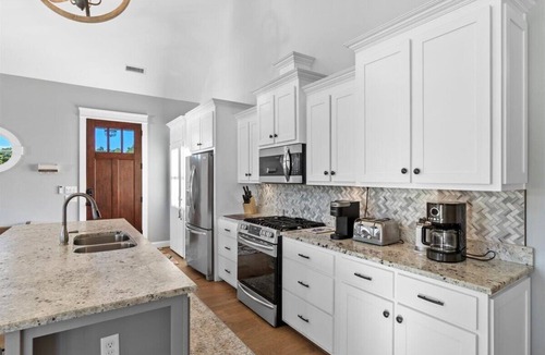 Bracey House | Summer Breeze|Heated Pool|Hot Tub!