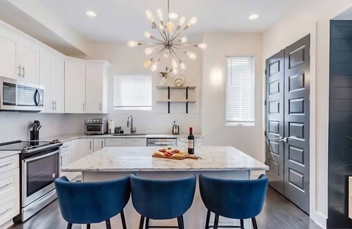 Hadley - Washington House | Summer rooftop deck, skyline views, free parking near Broadway