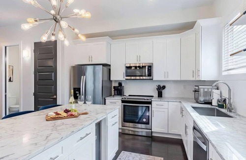 Hadley - Washington House | Summer rooftop deck, skyline views, free parking near Broadway