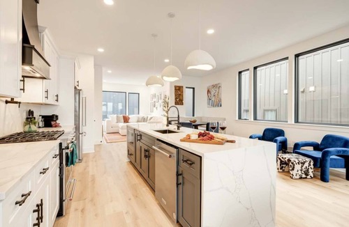 Hurwood Heights House | Summer rooftop hot tub, sauna, outdoor kitchen near Broadway