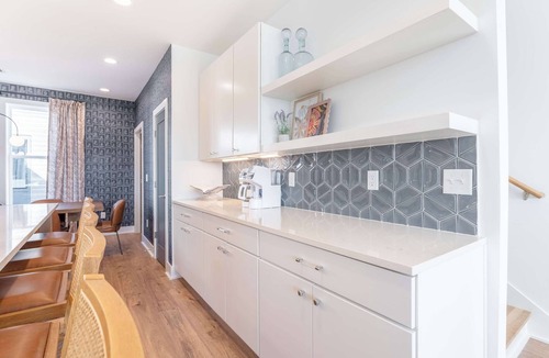 Talbot's Corner House | Summer rooftop hot tub, skyline deck, private garage near Broadway