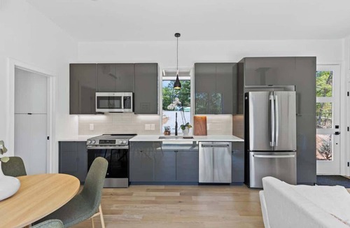 Young Harris House | Sunbeam | Cozy Deck + Hot Tub/Sauna Access + Dogs
