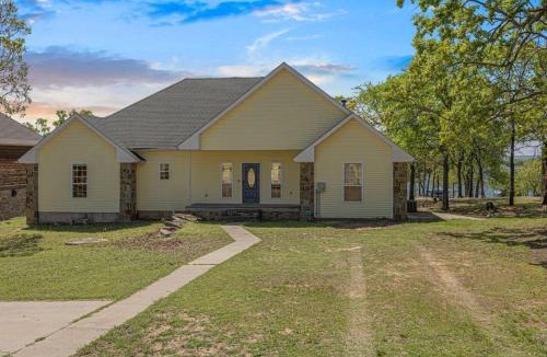 Texanna House | Sunnyside Lakefront with Private Dock at The Cut