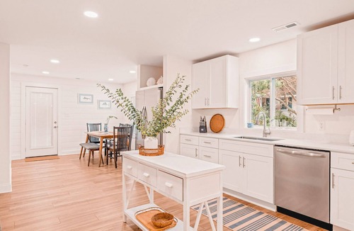 Morehead City House | Sunshine Vibes - Coastal Home close to Front St and Local Beaches