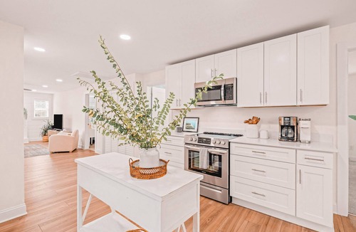 Morehead City House | Sunshine Vibes - Coastal Home close to Front St and Local Beaches