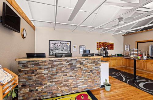 Branson Theater District Hotel | Super 8 by Wyndham Branson - Shepherd of the Hills Exwy