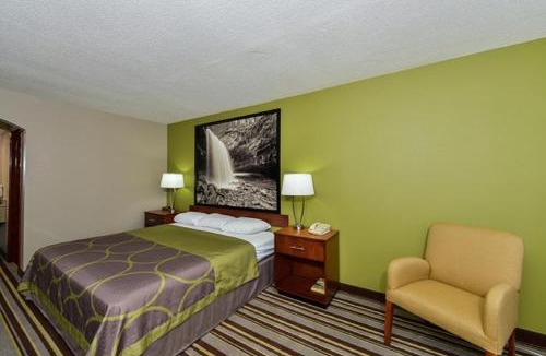 Clarksville Hotel | Super 8 by Wyndham Clarksville Northeast