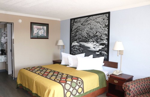 Clarksville Hotel | Super 8 by Wyndham Clarksville East