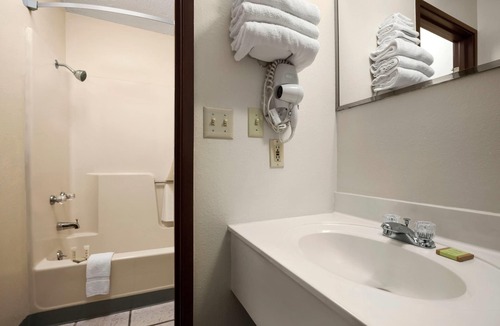 Concordia Hotel | Super 8 by Wyndham Concordia