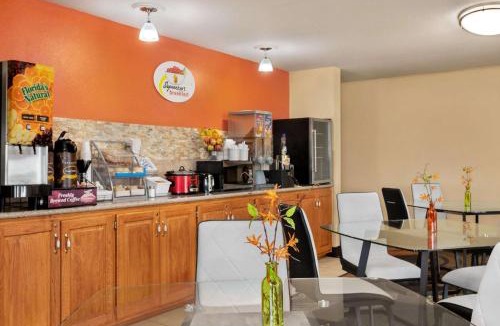 Holton Hotel | Super 8 by Wyndham Holton