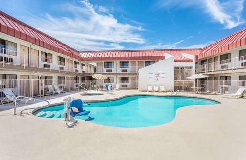 North Mountain Hotel | Super 8 by Wyndham Phoenix Metro North