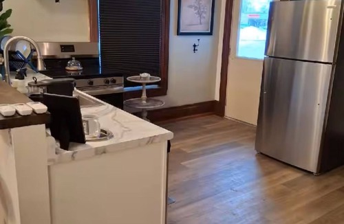 Greenfield Apartment | Superb 2-bedroom apartment with AC, Jacuzzi, in charming Greenfield, IA