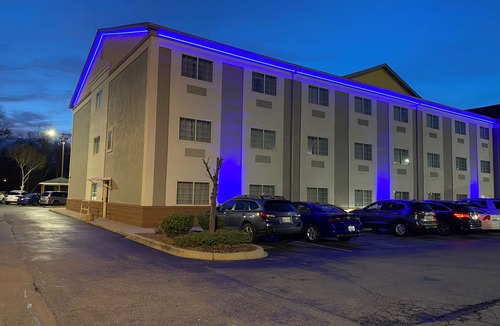 Prestonia Hotel | SureStay Plus by Best Western Louisville Airport Expo