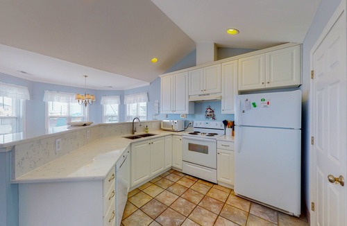 Surf City House | Surf City 4BR Close to Town with Hot Tub!