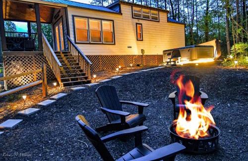 Turtletown House | Sweet Creek Retreat-Luxury Tiny Cabin-View-WIFi-Hot tub-Firepit Area-Smart TVs
