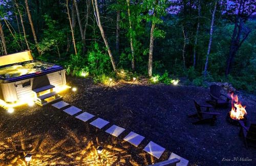 Turtletown House | Sweet Creek Retreat-Luxury Tiny Cabin-View-WIFi-Hot tub-Firepit Area-Smart TVs