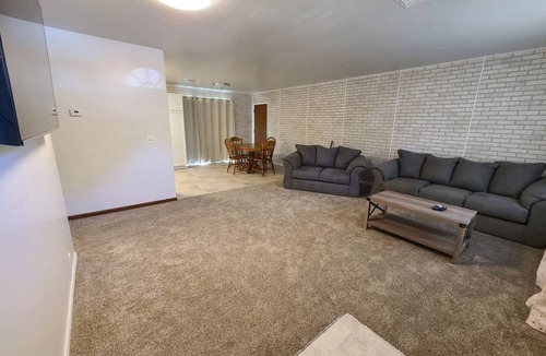 Medicine Lodge Bed & Breakfast | SwinHousing - Main Street Suite, Sleeps 8