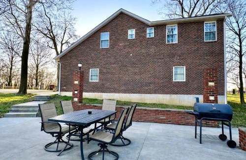 Sugar Creek House | Sycamore House - 4 Bedroom Vineyard Retreat Near KC