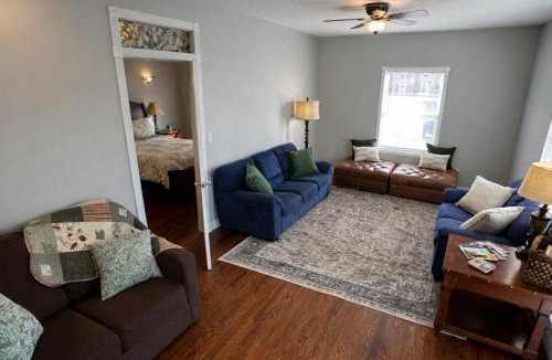 Sugar Creek House | Sycamore House - 4 Bedroom Vineyard Retreat Near KC